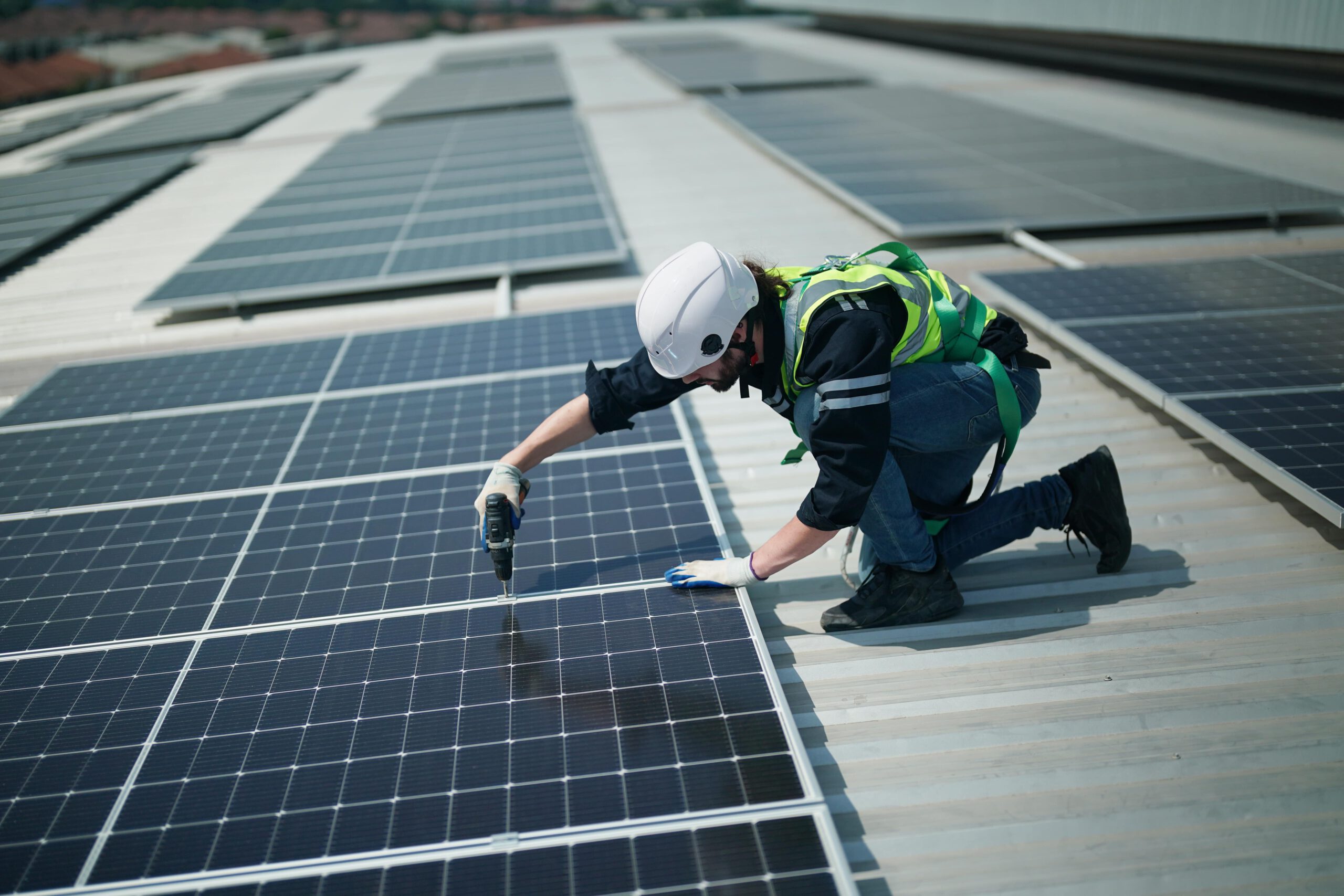 Wanneer je het leggen van zonnepanelen op je dak in Ermelo kunt betalen, is dit een investering die je veel profijt oplevert. Lees hier de 5 voordelen!